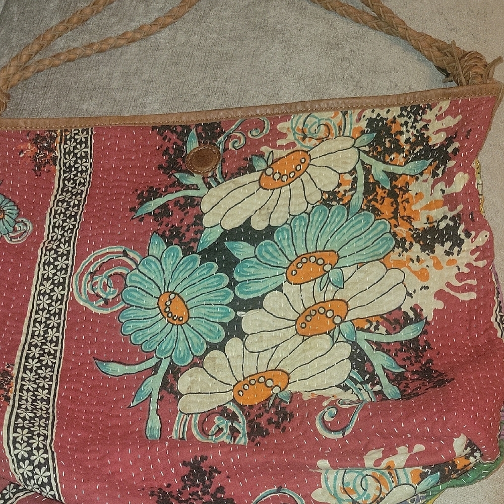 Will Leather Goods Red and Green Shoulder Bag with Floral Design - Picture 4 of 7